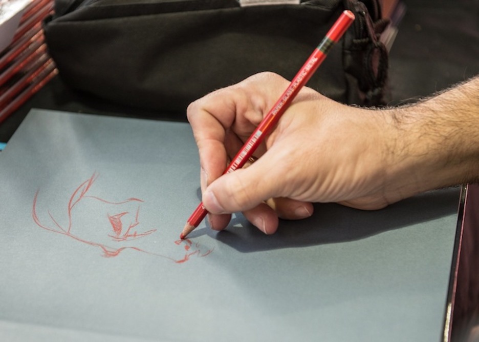 Sinadura batzuk marrazki forman egiten dituzte artistek. Sinadura batzuk marrazki forman egiten dituzte artistek.