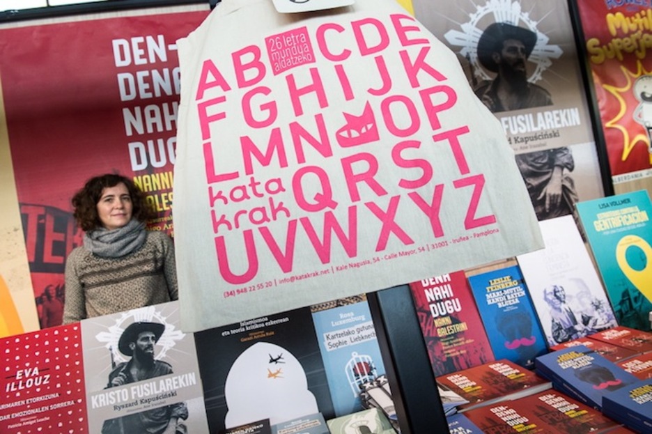 Standak Katakrak-en hau bezain eder daude apainduta. Standak Katakrak-en hau bezain eder daude apainduta.