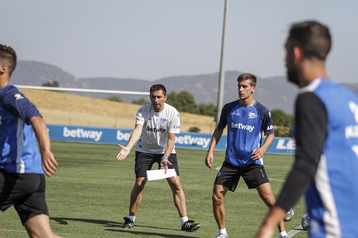 Asier Garitano dirigiendo un entrenamiento. (Endika PORTILLO / FOKU)