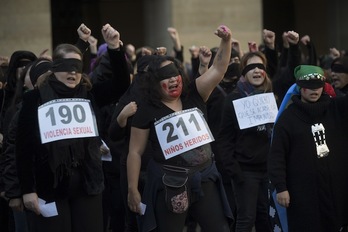 Las mujeres donostiarras han realizado la performance este viernes. (Juan Carlos RUIZ/FOKU)