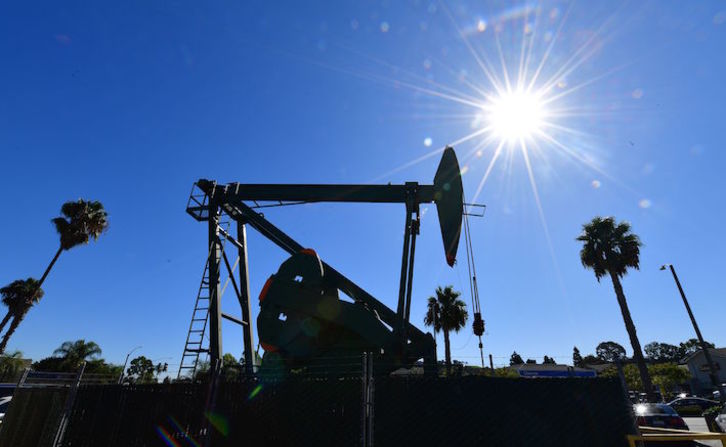 Instalaciones de Signal Hill, en California. EEUU es uno de los grandes productores de petróleo. (Frederic J. BROWN / AFP)