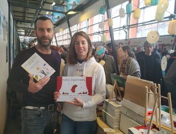 Gorka Egia Arregi y Bego Goitia con sus respectivos libros. (NAIZ)