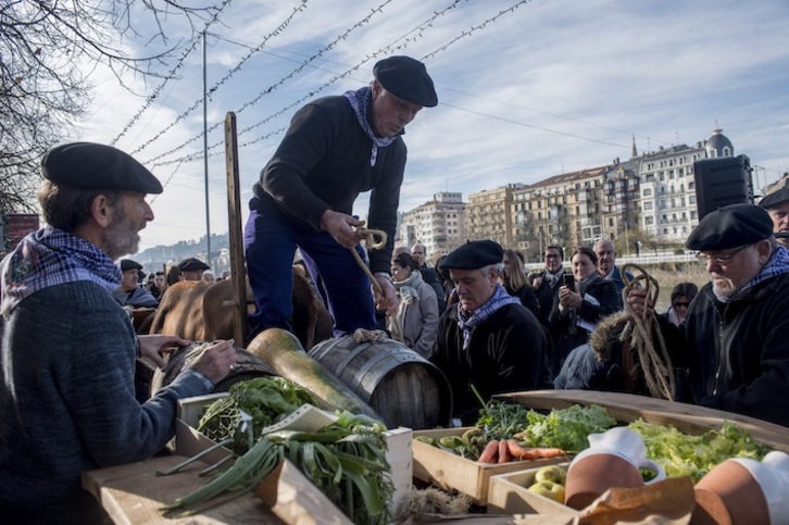 Garai batean bezala ekarri dute sagardo berria Astigarragatik Donostiara. (Juan Carlos RUIZ/FOKU)
