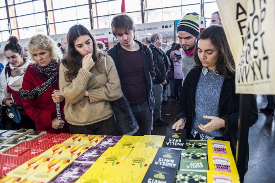 Kuxkuxeatzeko toki aparta da Azoka, liburu zein jende artean. Kuxkuxeatzeko toki aparta da Azoka, liburu zein jende artean.