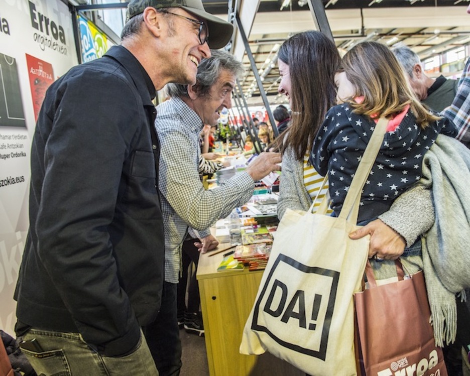 Ertzainak-eko Gari eta Josu ere Azokako partaide dira. Ertzainak-eko Gari eta Josu ere Azokako partaide dira.