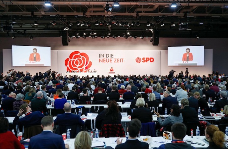 Los delegados escuchan la intervención de la copresidenta del SPD, Saskia Esken. (Odd ANDERSEN / AFP)