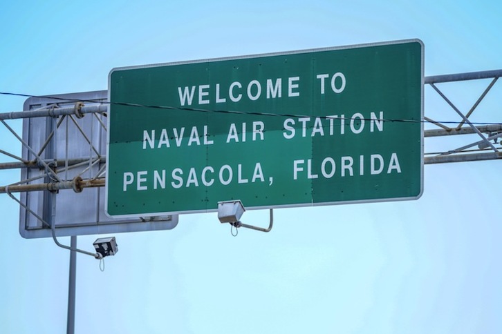 Señalización sobre el puente de Bahía Grande que conduce a la base aeronaval de Pensacola, en Florida. (Josh BRASTED / AFP)
