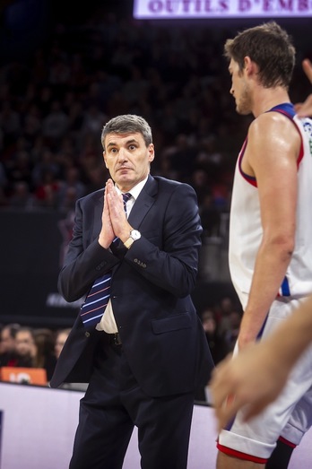 A medio camino entre desesperado y entregado, así ha vivido Velimir Perasovic el desastre frente a Efes. (Jaizki FONTANEDA / FOKU)