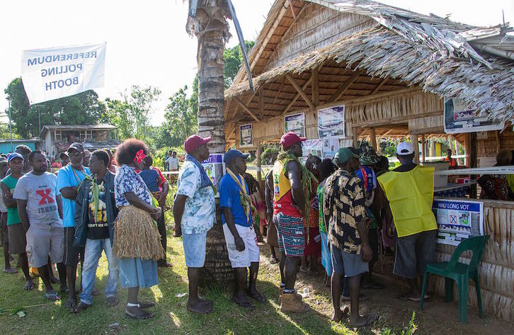 Las colas han sido habituales en el referéndum de independencia de Bougainville. (Ness KERTON/AFP)