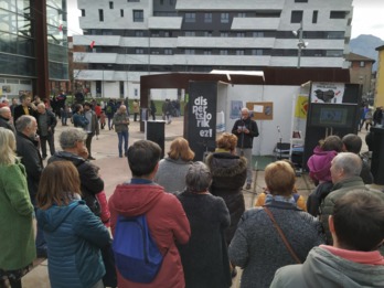 Poema baten irakurketa ziega baten parean. (NAIZ)