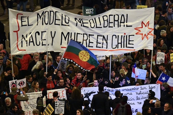La contracumbre se fija en la situación en Chile, denunciada en la marcha del sábado. (Gabriel BOUYS | AFP)