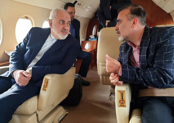 El ministro de Exteriores iraní, Mohamad Javad Zarif, en un avión, junto al científico liberado, Massoud Souleimani. (AFP)