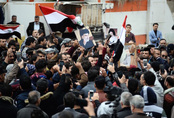 Seguidores del líder chií Moqtada al Sadr, ante su vivienda, atacada de madrugada. Haidar HAMDANI/AFP)