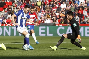 Mano a mano entre Lucas Pérez y Rui Silva. (LA OTRA FOTO)