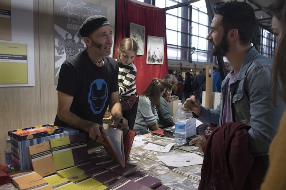 Asisko Urmeneta, bere marrazkien zaleekin solasean. (Juan Carlos RUIZ/FOKU)