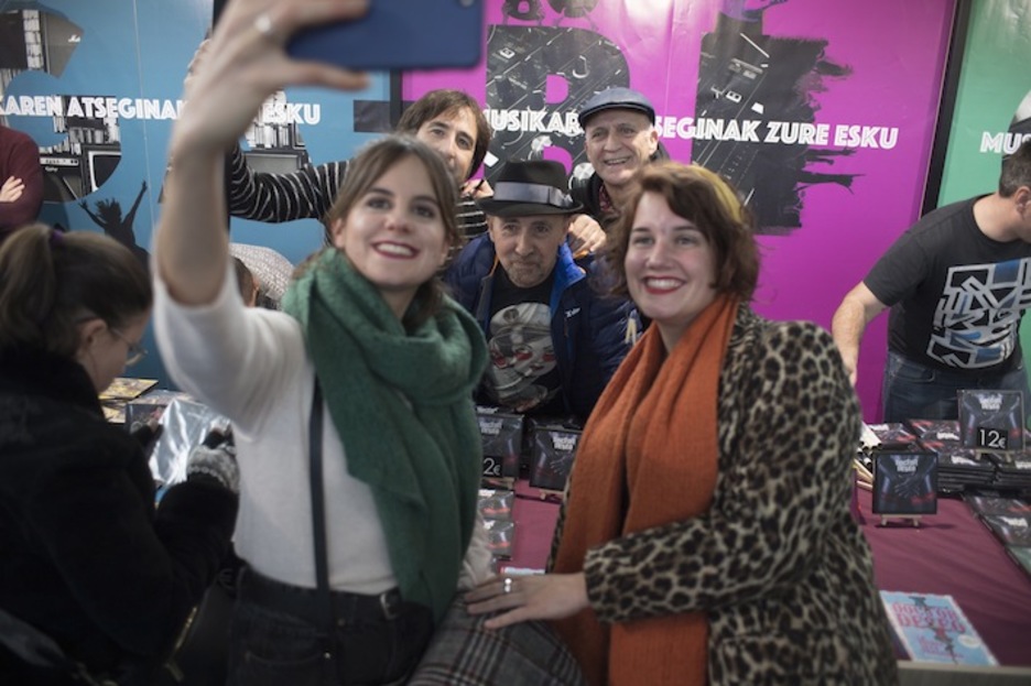 Doctor Deseorekin argazkia ateratzen. (Juan Carlos RUIZ/FOKU)