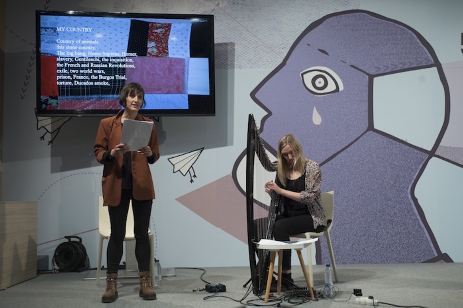 Throwing Voices ikuskizuna, Rachel Newton arpalari eskoziarrarekin eta Uxue Alberdirekin. (Juan Carlos RUIZ/FOKU)