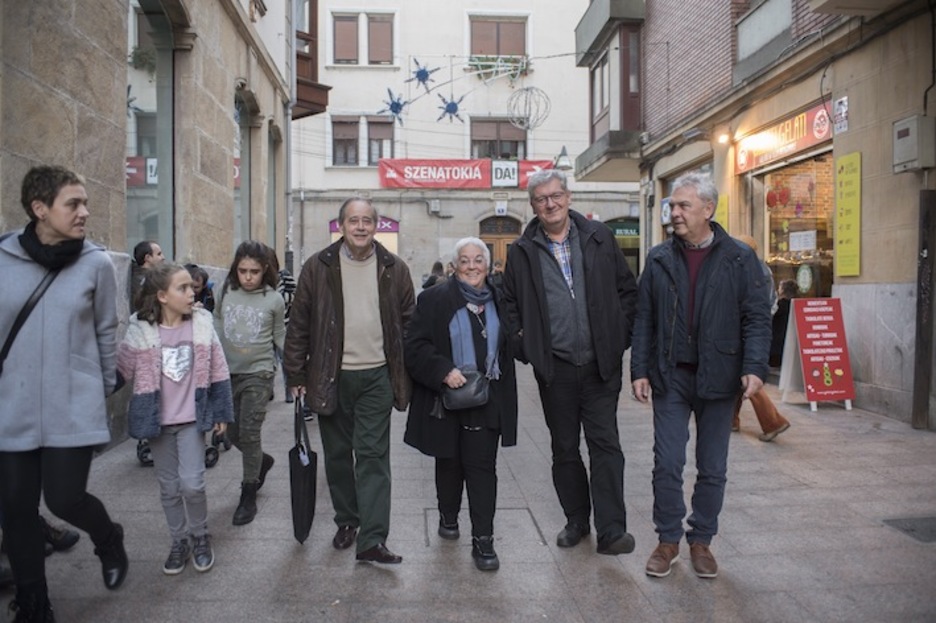 Toti Martinez de Lezea, Durangon barna paseatzen, ongi lagunduta. (Juan Carlos RUIZ/FOKU)