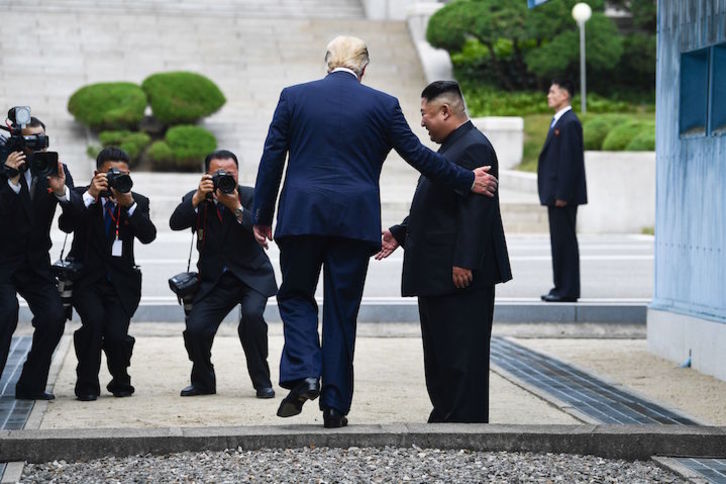 Encuentro entre Donald Trump y Kim Jong-un, el pasado junio. (Brendan SMIALOWSKI/AFP)