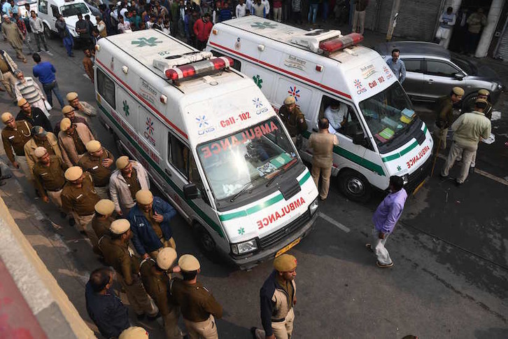 Ambulancias en el lugar del incendio de hoy en Nueva Delhi. (Sajjad HUSSAIN/AFP)