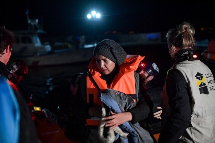 El desembarco de una mujer en la isla de Lesbos, en una operación de rescate de Frontex, el  27 de noviembre. (Aris MESSINIS/AFP)