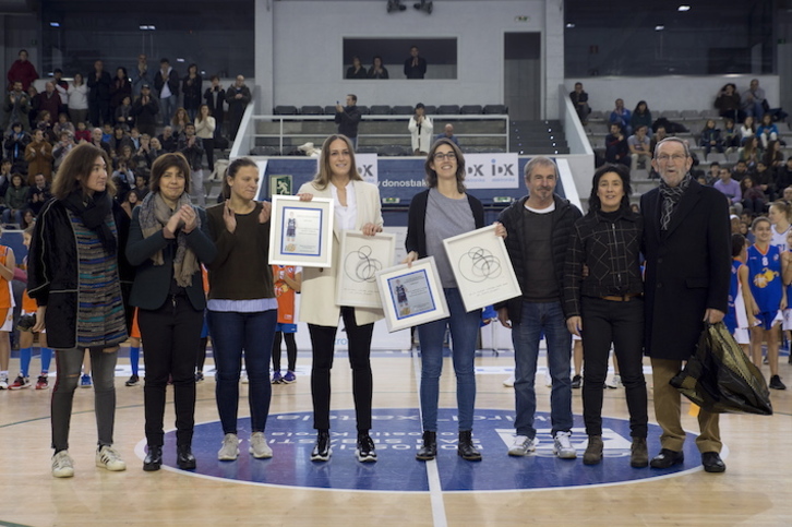 Iulene Olabarria y Onintza Aduriz recibieron un sentido homenaje. (Iñigo URIZ/FOKU)