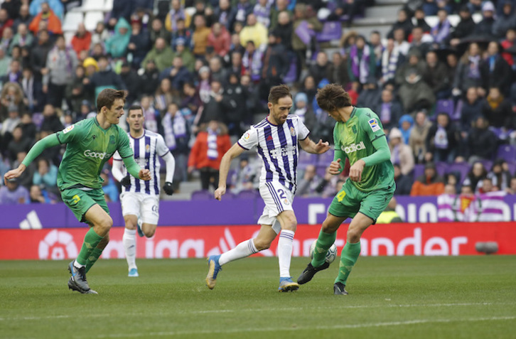 Le Normand y Llorente intentan frenar a un rival del Valladolid. (LA OTRA FOTO)