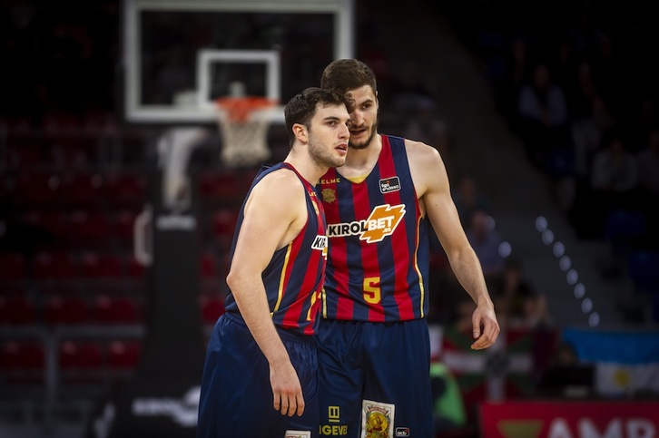 El debutante Sergi García habla con Miguel González. (Jaizki FONTANEDA / FOKU)