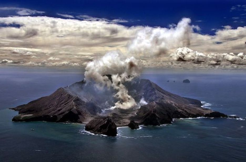 Erupción del volcán neozelandés Whakaari. (Torsten BLACKWOOD/AFP)