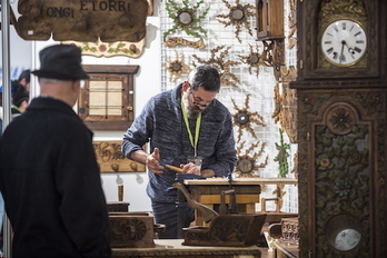 Imagen de un artesano en Euskal Denda. (Marisol RAMIREZ/FOKU)