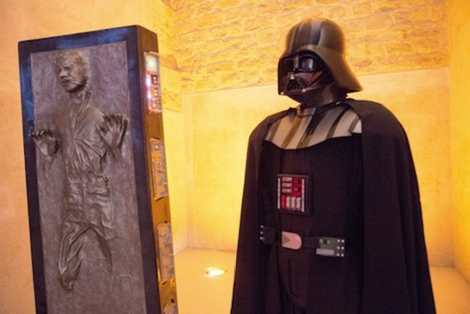 Traje de Darth Vader junto a un congelado en carbonita Han Solo. (Iñigo URIZ/FOKU)