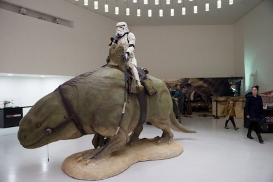 Un soldado imperial montado en un dewback es una de las piezas más espectaculares de la muestra. (Iñigo URIZ/FOKU)