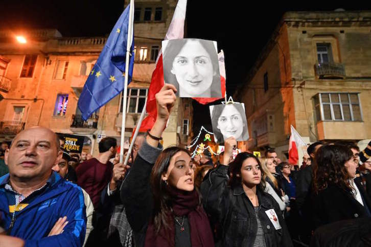 Manifestantes sostienen retratos de la periodista Caruana Galizia, en una protesta anterior. (Andreas SOLARO/AFP)
