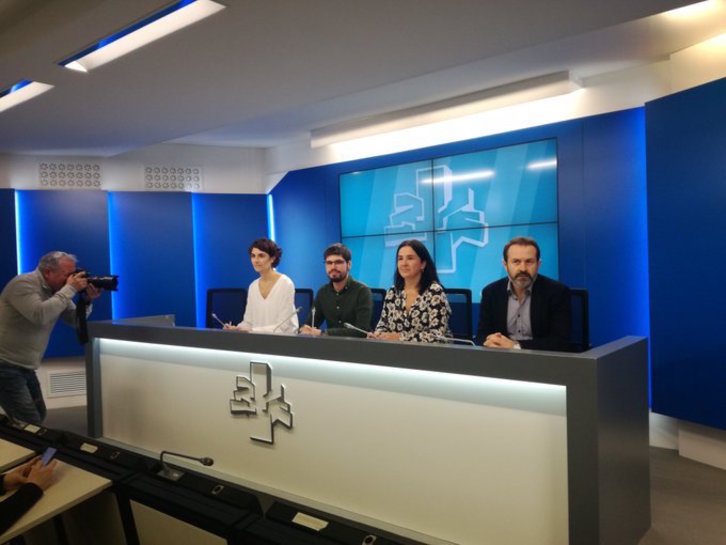 Rueda de prensa de Podemos y Equo en el Parlamento de Gasteiz. (NAIZ)