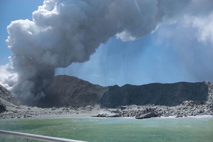 Erupción del volcán neozelandés Whakaari. (Michael Schade/AFP)