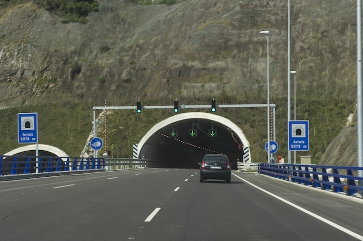 Imagen de la apertura al tráfico de la Supersur. (Luis JAUREGIALTZO / FOKU)