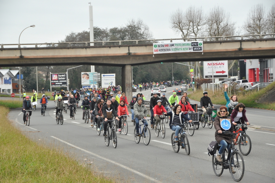 Les usagers du vélo ont réclamé l'aménagement d'une piste cyclable au plus vite sur le Boulevard du BAB. © Bizi!