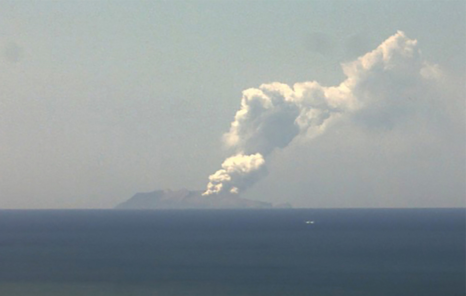 La erupción, vista desde lejos, en una imagen captada por el Instituto de Geología y Ciencias Nucleares. (AFP)