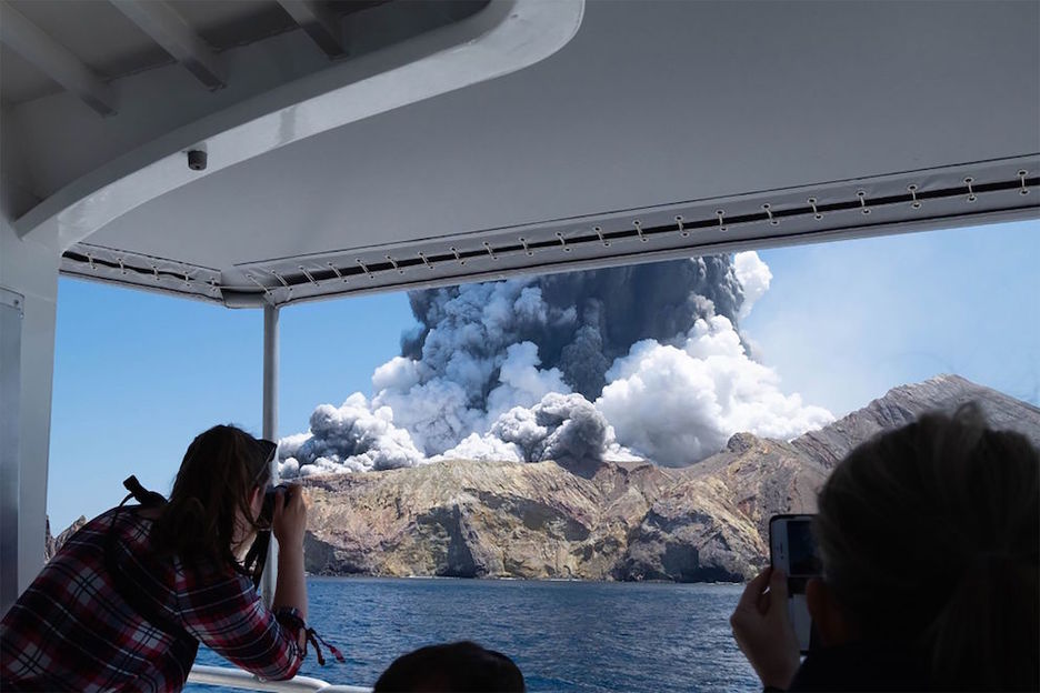 Una turista toma imágenes de la erupción. (Michael Schade/AFP)