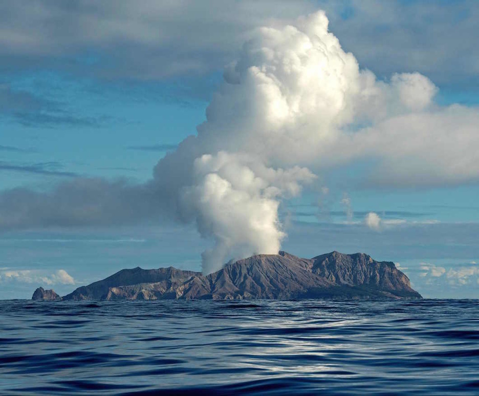 El volcán, en plena erupción. (Chris Firkin/AFP)