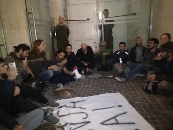 Los integrantes del Movimiento Graffitti, sentados en el interior de la sede del Ejecutivo maltés. (@MovGraffitti)