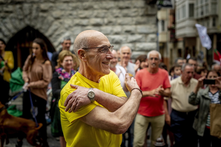 José Ramón López de Abetxuko hace un gesto de afecto en Gasteiz el día en que salió de la cárcel (Jaizki FONTANEDA/FOKU)