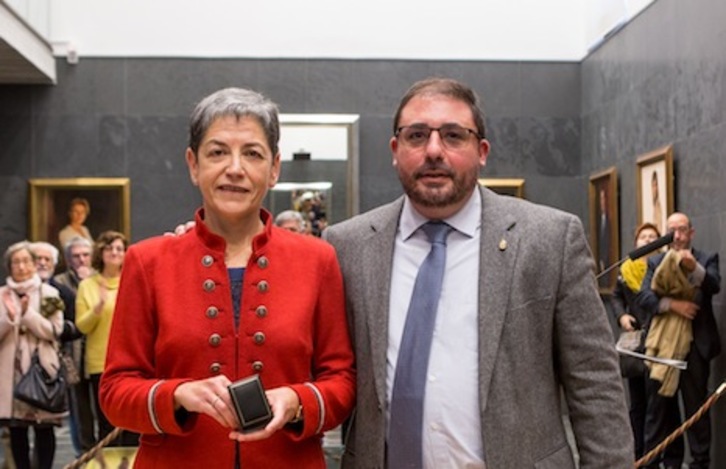 Ana Ansa, tras tomar posesión como parlamentaria en la Cámara navarra, junto al presidente Unai Hualde. (PARLAMENTO DE NAFARROA)