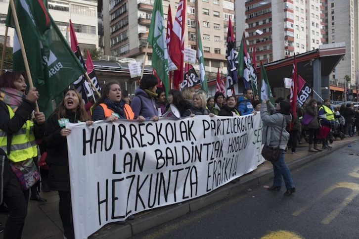 Haurreskolak Partzuergoko langileen greba Eibarren, duela bi urte. (Juan Carlos RUIZ / FOKU)