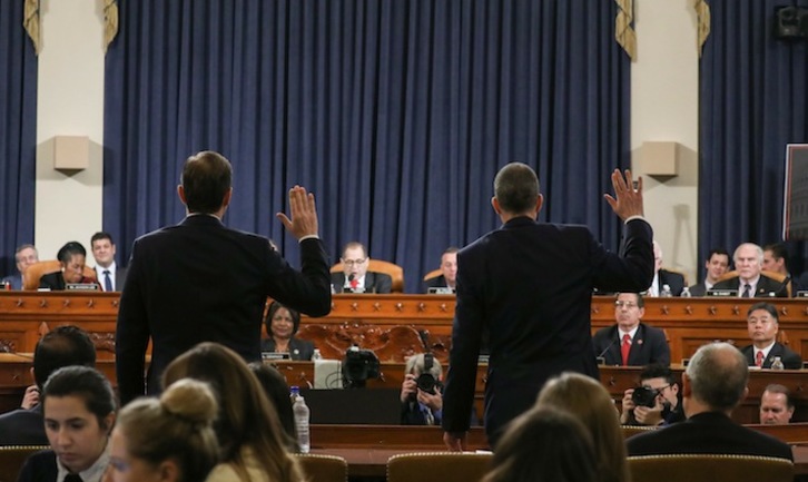Los abogados Daniel Goldman y Stephen Castor juran antes del inicio del debate. (Jonathan ERNST / AFP)