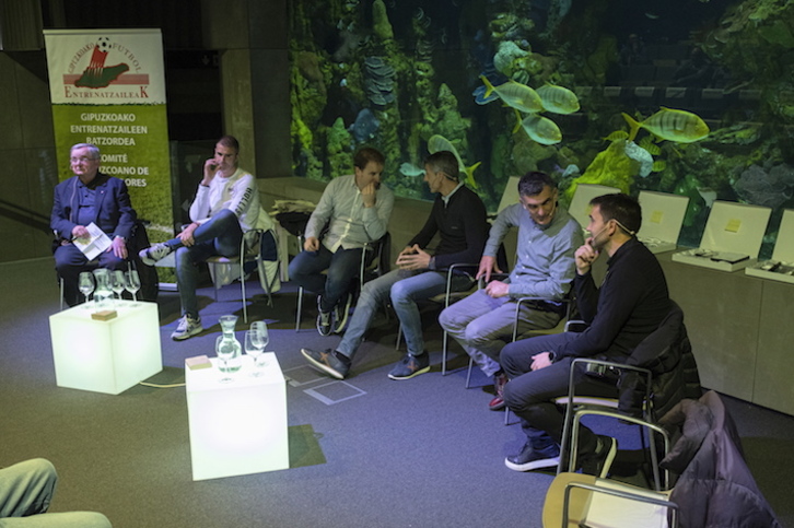 Los cinco entrenadores y Etxarri, en el Aquarium de Donostia. (Jon URBE/FOKU)