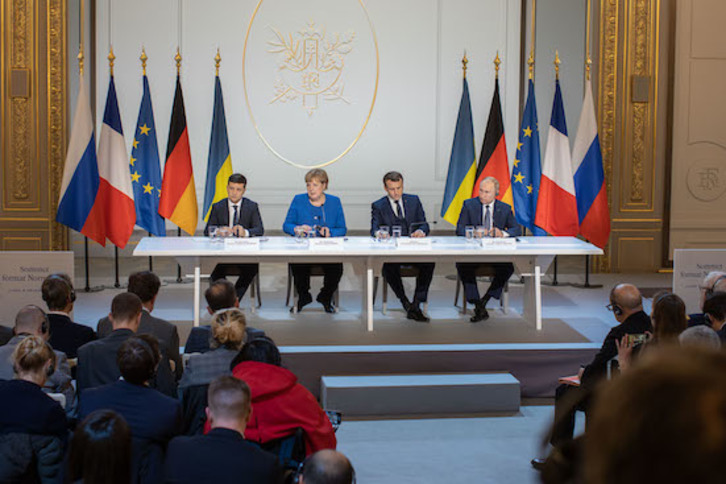 Los presidentes de Ucrania y Rusia junto a Merkel y Macron. (AFP)