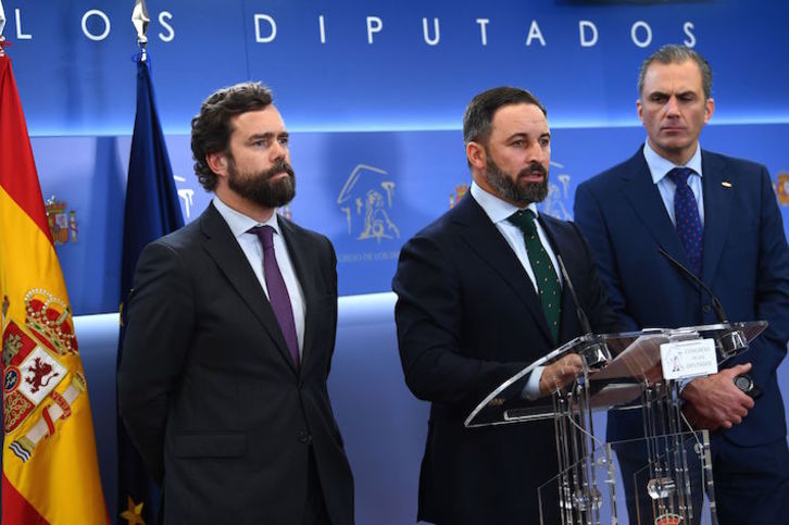 Espinosa de los Monteros, junto a Santiago Abascal y Javier Ortega Smith, en una rueda de prensa en el Congreso. (Gabriel BOUYS/AFP)