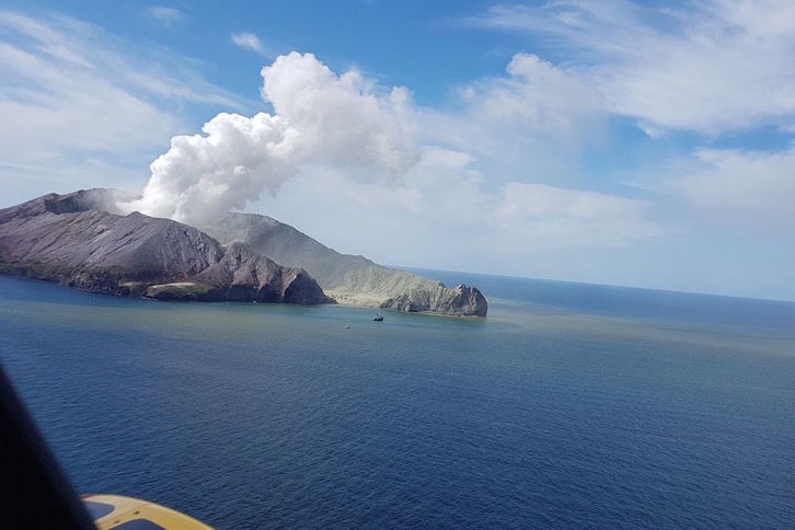 Imagen del Whakaari tomada desde un helicóptero de rescate. (AFP)