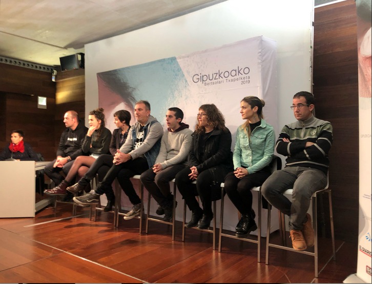 Finalean ariko diren zortzi bertsolariak, aurkezpenean. (Jon URBE | FOKU)